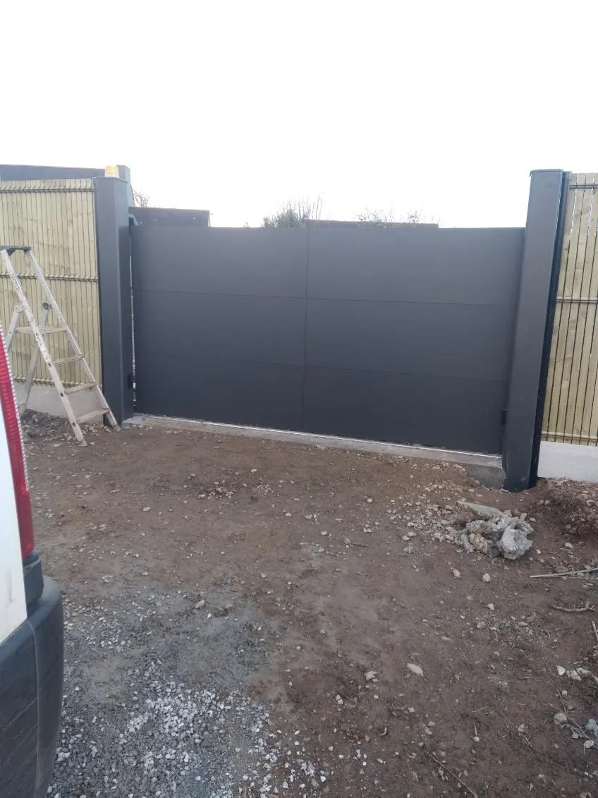 Portail aluminium anthracite sur entrée carrossable terrassée à Plougastel-Daoulas — CLG aménagement extérieur